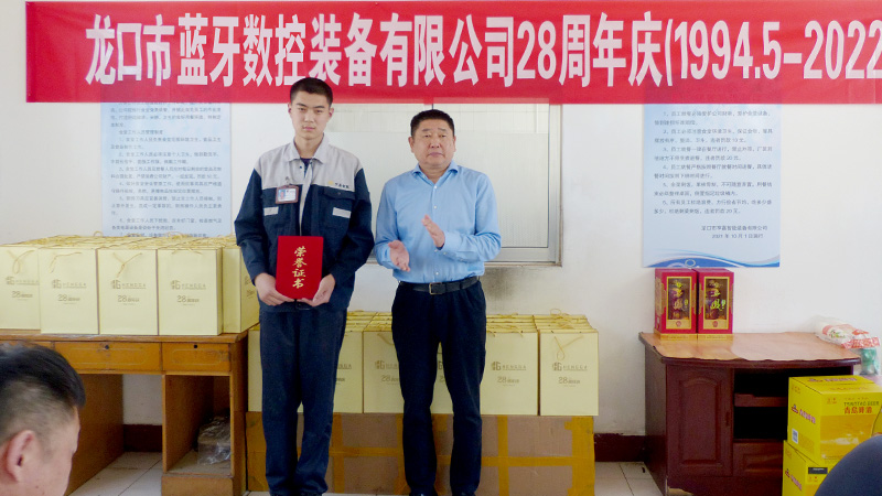 獲得“合理新人獎(jiǎng)”榮譽(yù)稱(chēng)號(hào)的實(shí)習(xí)生—陳冰