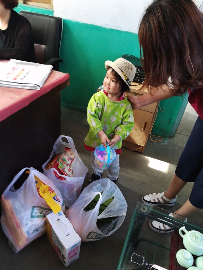 亨嘉智能員工代表為小囡囡送上生活學習用品（2）