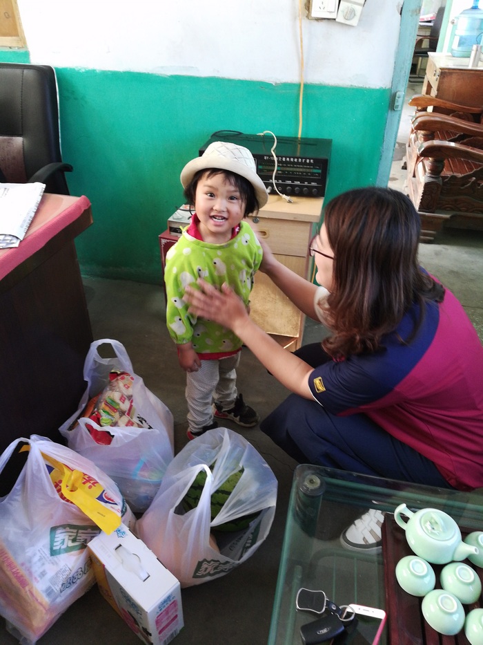 亨嘉智能員工代表為小囡囡送上生活學習用品（3）